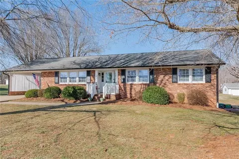 261 Willowcrest Dr, Winston Salem, NC 27107