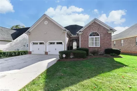 1560 Crestlawn Trl, Pfafftown, NC 27040