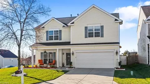 809 Hedgepath Ter, High Point, NC 27265 photo 2