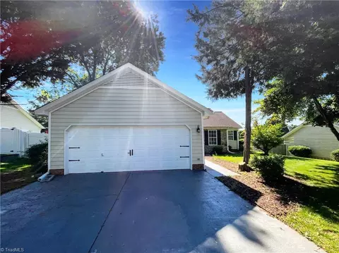 1525 Fiddlers Knoll Dr, Kernersville, NC 27284