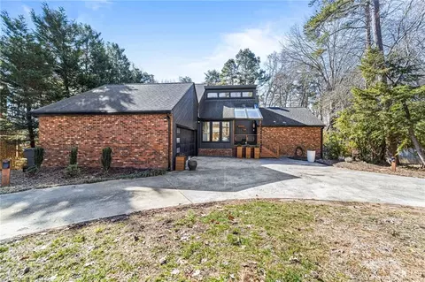 1804 Dantzler Dr, High Point, NC 27265