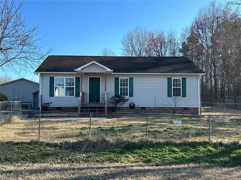 8 King Row, Thomasville, NC 27360