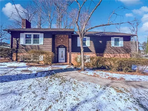 2920 Hopewood Ln, Winston Salem, NC 27103