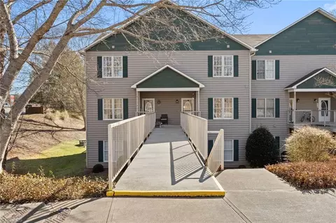226 Lola Ln #202, Pilot Mountain, NC 27041