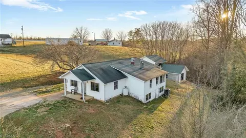 139 Juniper Ln, North Wilkesboro, NC 28659