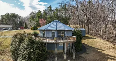 127 Grindstone Ln, Millers Creek, NC 28651