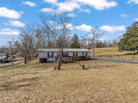 889 Franklin Rd N, Mount Airy, NC 27030