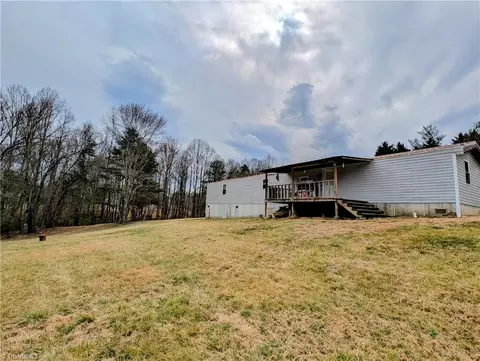 121 Crosswinds Ct W, Mount Airy, NC 27030