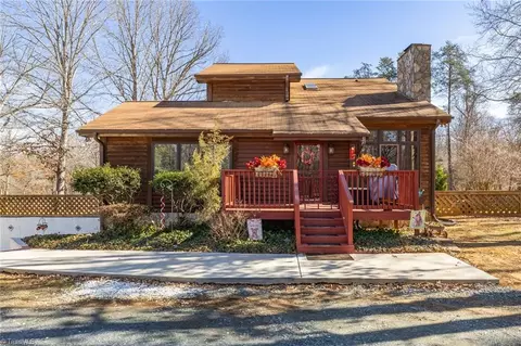2500 River Ridge Rd, Pfafftown, NC 27040