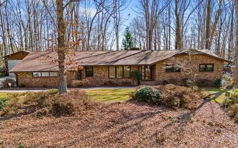 307 Fairidge Dr, Jamestown, NC 27282