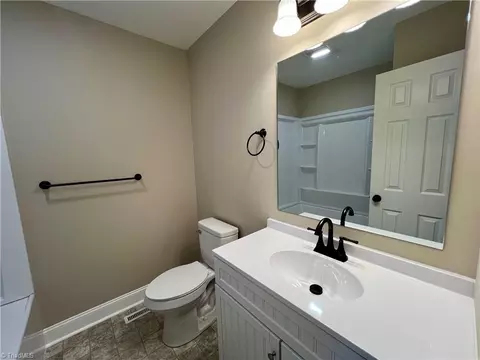 Bath - 209 4th Ave S, Mayodan, NC 27027 photo 3 of 4