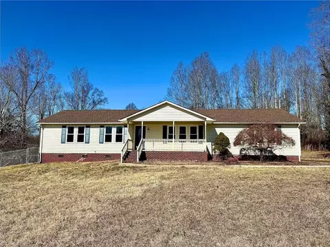 819 Gordon Ct, Pilot Mountain, NC 27041