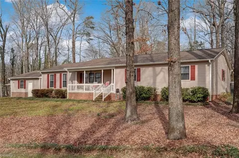 1505 Chimney Rock Dr, Kernersville, NC 27284