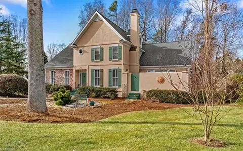 2 Hatteras Ct, Greensboro, NC 27455
