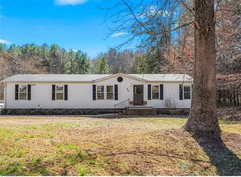 140 Candlelight Ct, Winston Salem, NC 27127