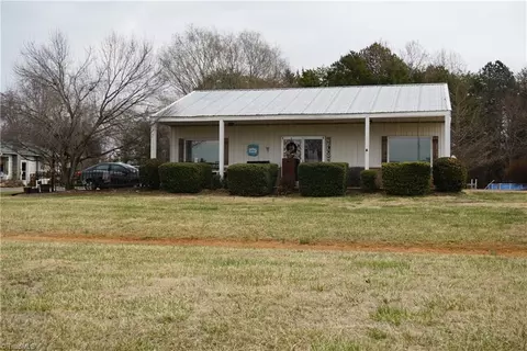 2004 Sugartown Rd, Yadkinville, NC 27055