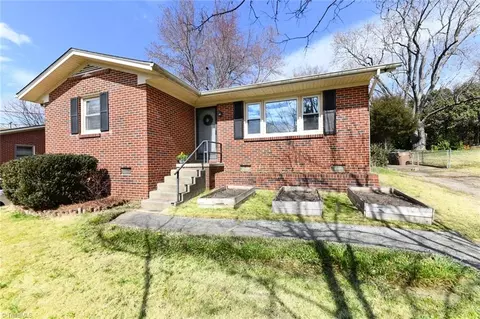 2206 Springhill Rd, Greensboro, NC 27403