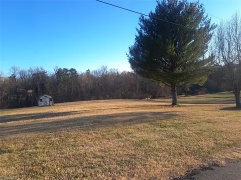 199 Thomas Ln, Mount Airy, NC 27030