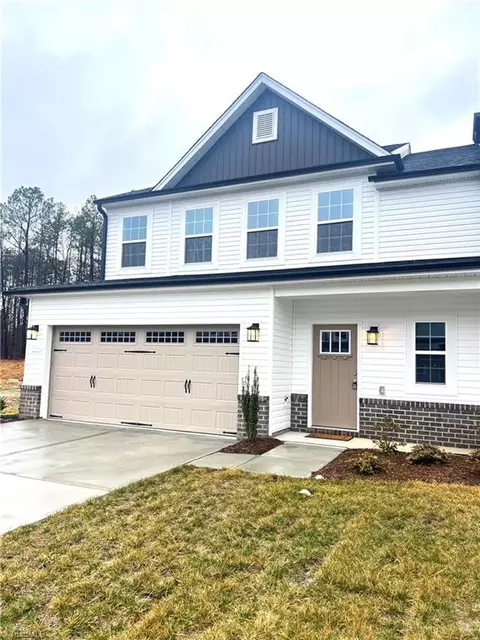 102 Oakdale Forest Ln, Jamestown, NC 27282