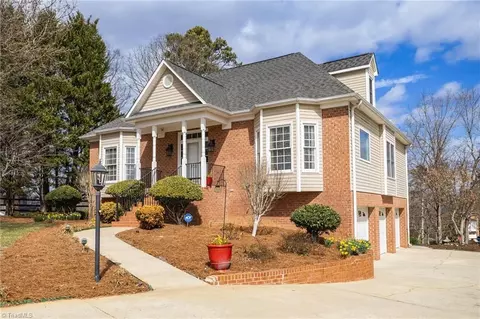 3711 Squirewood Dr, Clemmons, NC 27012