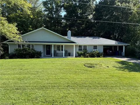 203 Ridgeview Dr, Mount Airy, NC 27030