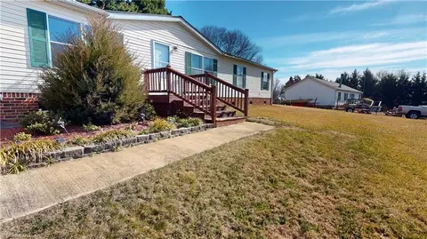 112 Pebblestone Ct, King, NC 27021