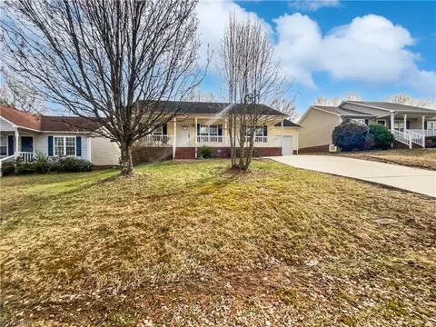 1512 Southtree Ln, High Point, NC 27263