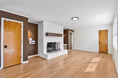 Living - 925 Croyden St, High Point, NC 27262 photo 4 of 7