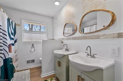 Bath - 925 Croyden St, High Point, NC 27262 photo 3 of 4