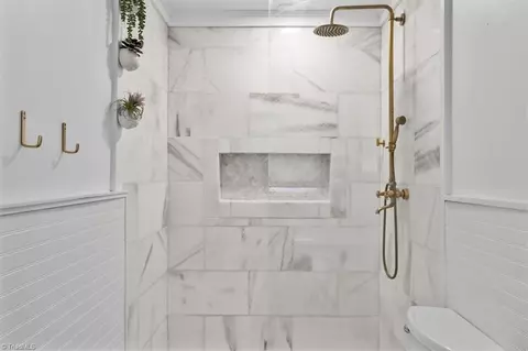 Bath - 925 Croyden St, High Point, NC 27262 photo 2 of 4