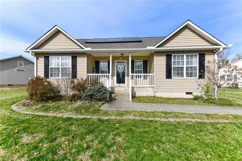 144 Falling Creek Dr, Thomasville, NC 27360