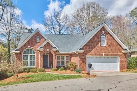 233 Village Green Sq, Winston Salem, NC 27104
