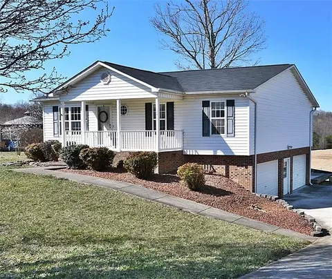 128 Lynne Ave, King, NC 27021