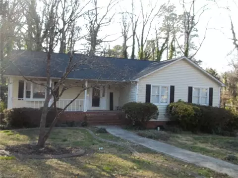 302 Oakwood Dr, Thomasville, NC 27360