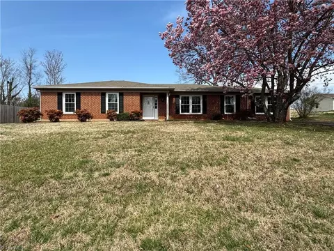 217 Logan Ct, King, NC 27021 photo 3