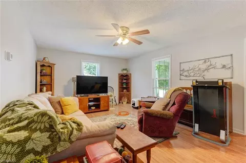 729 Warren Ave E, Eden, NC 27288 photo 5