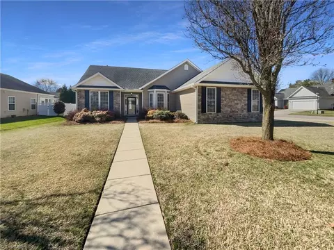 102 Picardy Ct, Kernersville, NC 27284