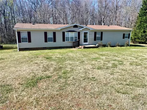 3151 River Ridge Ln, Thomasville, NC 27360