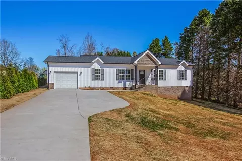 7113 Hunting Brook Ct, Walkertown, NC 27051