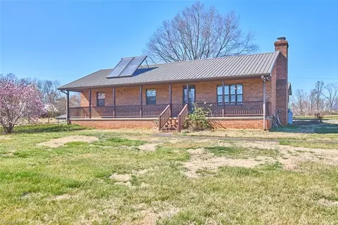 1501 Old Stage Rd, Yadkinville, NC 27055