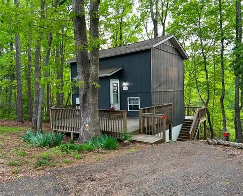 209 Sarah St, Mount Airy, NC 27030