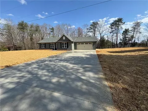 523 Culler Rd, Pinnacle, NC 27043 photo 2