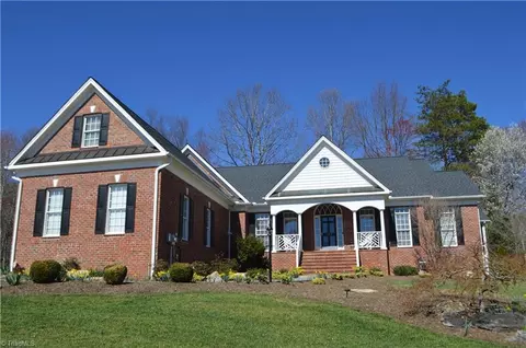 107 Foxcroft Dr, Mount Airy, NC 27030