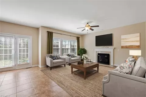 Living - 3940 Navy Pl, High Point, NC 27265 photo 6 of 9