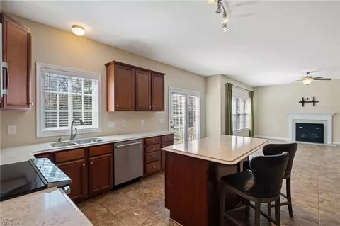 Kitchen - 3940 Navy Pl, High Point, NC 27265 photo 4 of 5