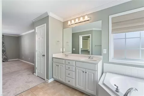 Bath - 3940 Navy Pl, High Point, NC 27265 photo 3 of 4