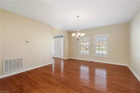 Living - 3940 Navy Pl, High Point, NC 27265 photo 3 of 9