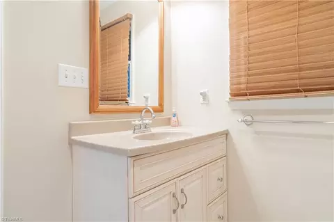 Bath - 359 River Pointe, Lexington, NC 27292 photo 2 of 4