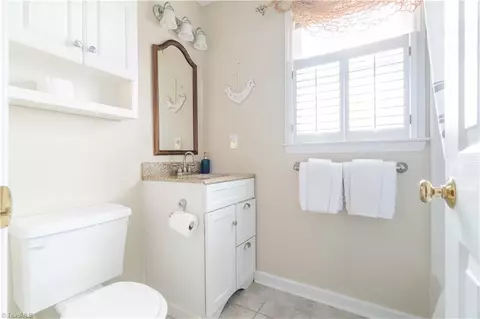 Bath - 359 River Pointe, Lexington, NC 27292 photo 3 of 4
