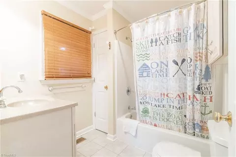 Bath - 359 River Pointe, Lexington, NC 27292 photo 1 of 4